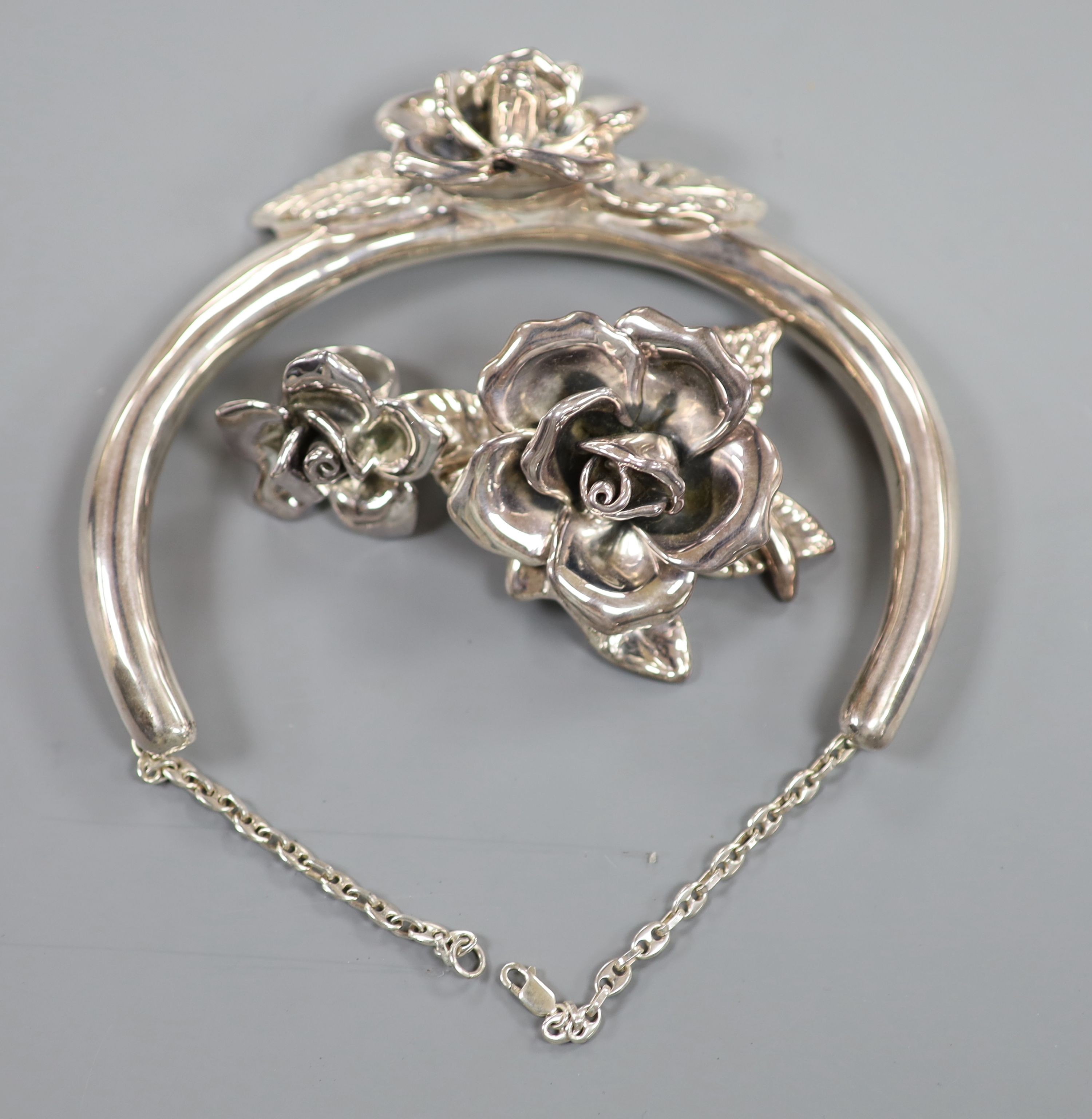 A modern Israeli 925 suite of foliate jewellery, comprising a necklet, brooch and dress ring, necklet width 14.5cm, gross 146 grams.